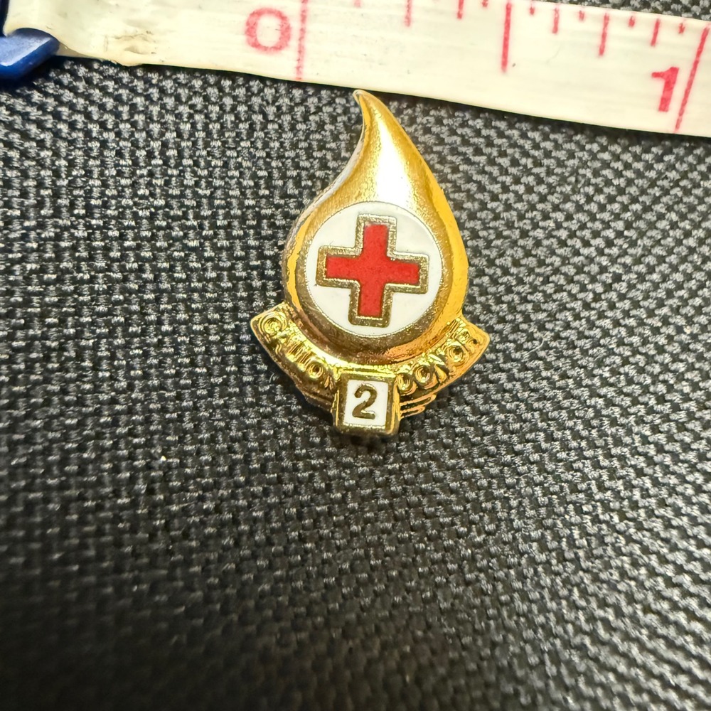 Vintage‎ RED CROSS DONOR Pin 2 GALLONS Gold Tone Blood Drop Lapel Hat Pin Button